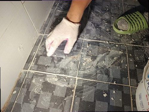 과천 누수탐지 누수 원인 확인을 위해 바닥과 벽면 상태를 살피는 현장