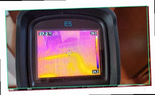 과천 누수탐지 천장 물자국과 벽면 누수 흔적을 확인하는 모습