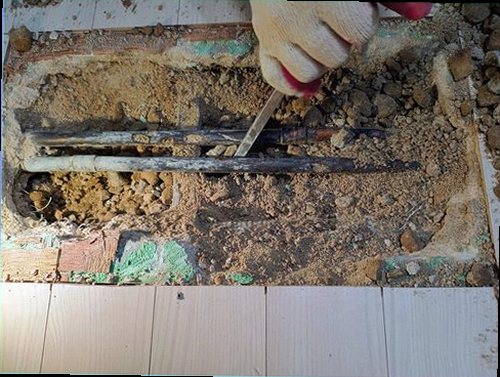 광주 누수탐지 천장 모서리와 벽지에 번진 누수 흔적을 확인하는 현장