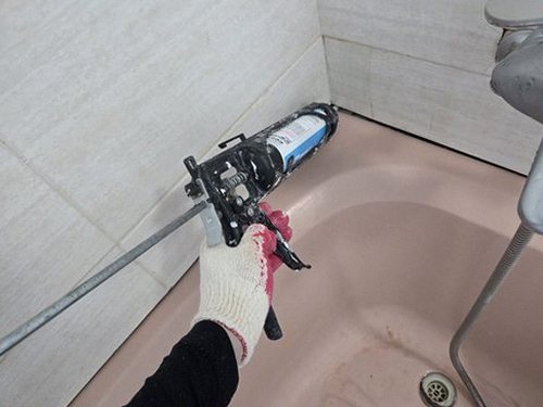 누수탐지 배관 보수 후 압력과 주변 마감 상태를 확인하는 과정