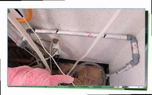 군포 누수탐지 천장 얼룩과 습기 흔적을 확인하는 모습