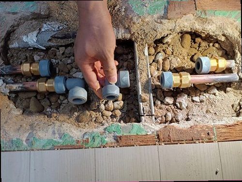 누수탐지 벽면 물자국과 습기 상태를 확인하는 현장