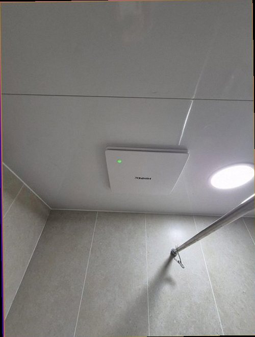 시흥 누수탐지 욕실 바닥과 벽면의 누수 흔적을 확인하는 현장