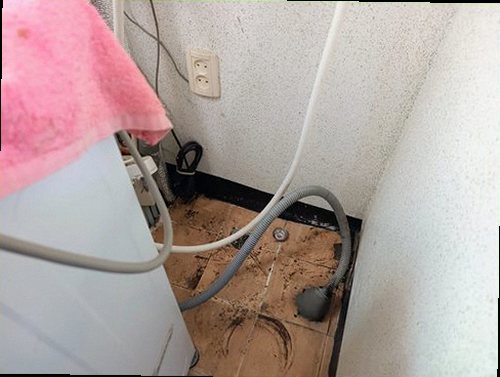 양주 누수탐지 싱크대 하부장 내부의 배관과 연결부 점검 모습