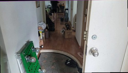 여주 누수탐지 누수 흔적과 배관 상태를 비교해 점검하는 모습
