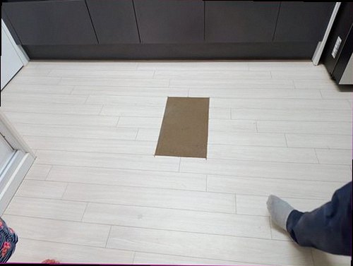 파주 누수탐지 천장 모서리에 나타난 누수 흔적과 변색 상태