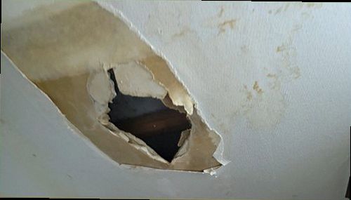 덕양구 누수탐지 천장 모서리에 나타난 누수 얼룩과 벽지 들뜸을 확인하는 현장