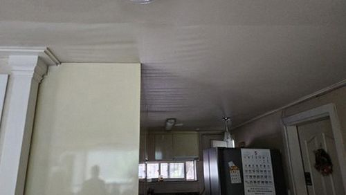누수탐지 누수 점검 장비로 벽면과 바닥의 수분 상태를 확인하는 과정
