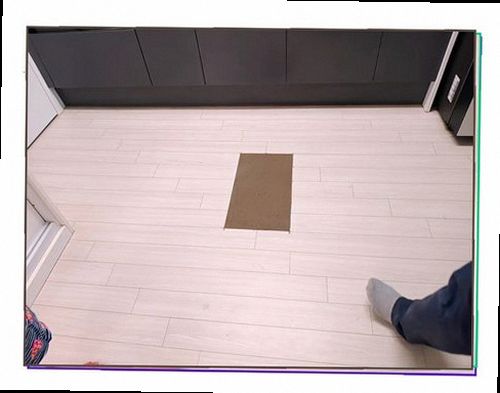 영통구 누수탐지 벽면 얼룩과 주변 배관 상태를 확인하는 현장 점검 모습