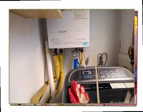 동안구 누수탐지 천장과 벽면에 나타난 누수 흔적을 확인하는 모습