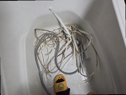 누수탐지 배관 연결부와 벽면 습기 상태를 확인하는 점검 모습