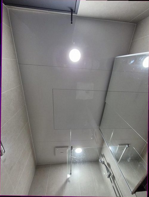 누수탐지 싱크대 하부장과 배수관 연결부를 점검하는 현장