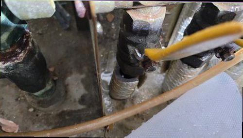 미추홀구 누수탐지 벽면 누수 흔적과 점검 위치를 비교하는 현장 모습