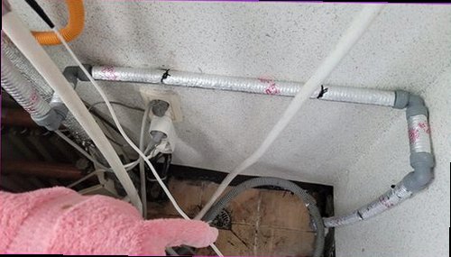 아산시 누수탐지 천장 얼룩과 벽면 수분 흔적을 비교하는 현장 점검 모습