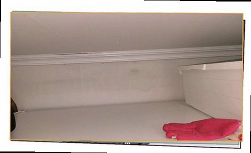 종로구 누수탐지 누수 흔적이 나타난 벽면과 천장 상태를 비교하는 점검 모습