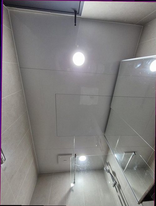 종로구 누수탐지 싱크대 하부장 내부 배관과 바닥의 누수 흔적을 확인하는 모습