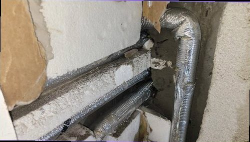 영등포구 누수탐지 천장과 벽면의 물자국 및 습기 흔적을 확인하는 모습