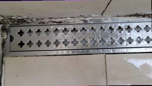 서울 중구 누수탐지 배관과 벽면 상태를 비교하며 누수 원인을 설명하는 현장