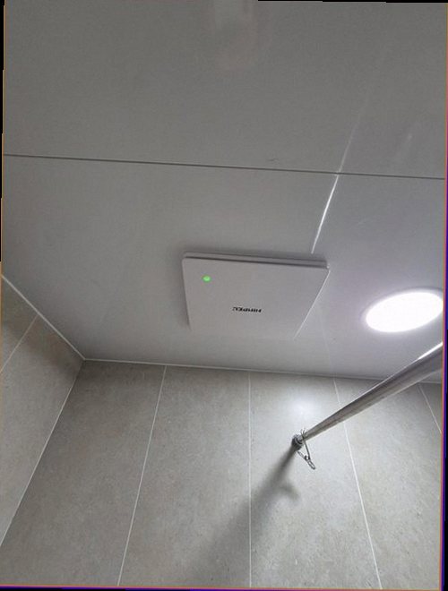 과천 누수탐지 천장 변색과 물방울 흔적을 확인하는 모습