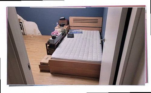 안성 누수탐지 싱크대 주변 벽면의 물맺힘과 벽지 변색을 확인하는 모습