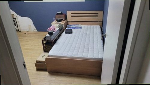 의왕 누수탐지 보수 후 벽면 수분 수치를 다시 측정하는 모습