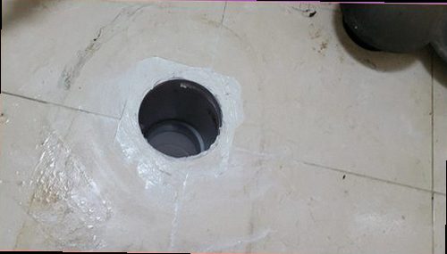 파주 누수탐지 배관 연결부 보수 후 압력 변화를 확인하는 장면