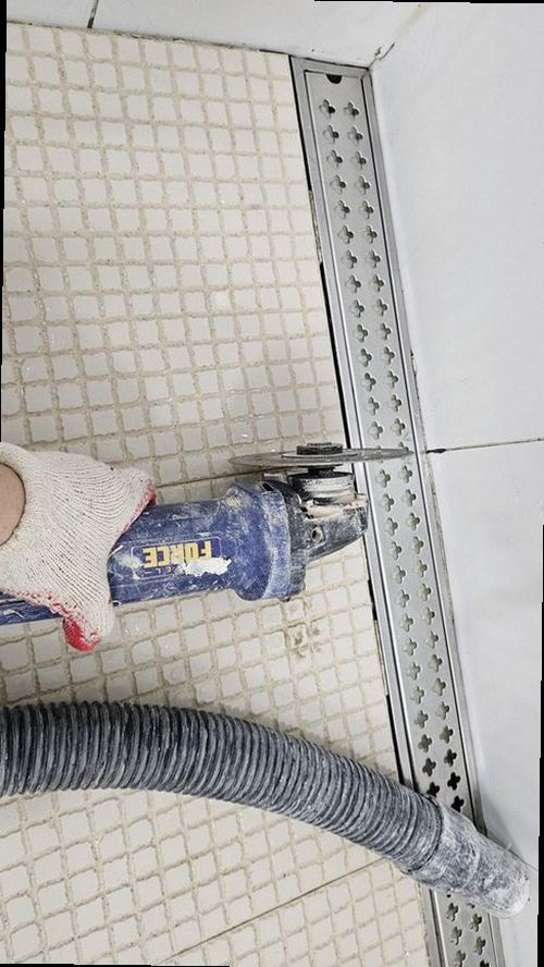 포천 누수탐지 바닥의 물기와 젖은 범위를 기록하는 점검 장면
