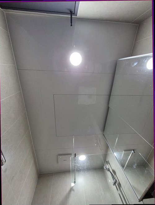 의정부 누수탐지 싱크대 주변 벽면과 수납장 내부의 습기 흔적을 확인하는 모습