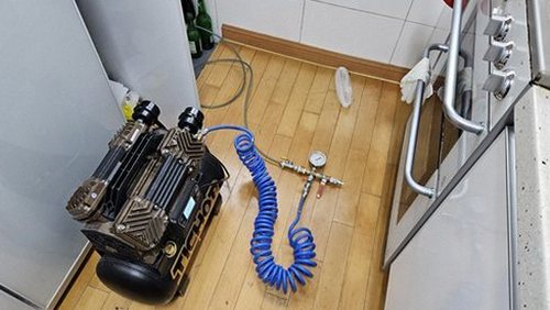 누수탐지 싱크대 하부장 바닥의 습기 흔적과 배관 주변 점검 장면