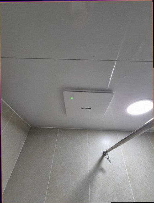 영통구 누수탐지 배관 압력과 수분 수치를 비교해 기록하는 진단 장면