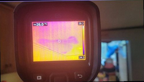영통구 누수탐지 계량기와 벽면 상태를 함께 확인하는 현장 점검 모습