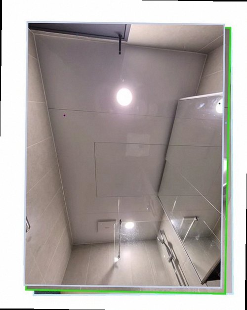 팔달구 누수탐지 베란다 벽면과 수도 배관 주변의 물자국을 확인하는 모습