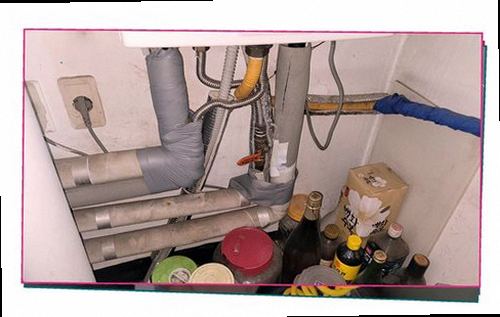 만안구 누수탐지 천장과 벽면의 물자국 발생 위치를 확인하는 모습