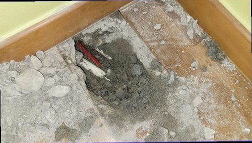 일산서구 누수탐지 배관 연결부와 벽면 수분 흔적을 확인하는 점검 모습