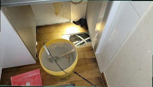 천안시 동남구 누수탐지 천장 모서리와 벽면의 누수 흔적을 확인하는 현장