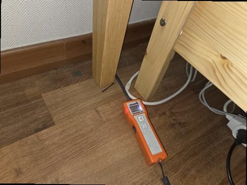 누수탐지 점검 기록표와 측정 결과를 함께 검토하는 모습