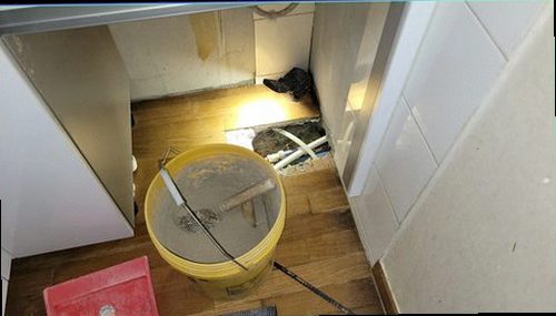 누수탐지 열화상 장비로 바닥 아래 난방수 흐름을 확인하는 모습