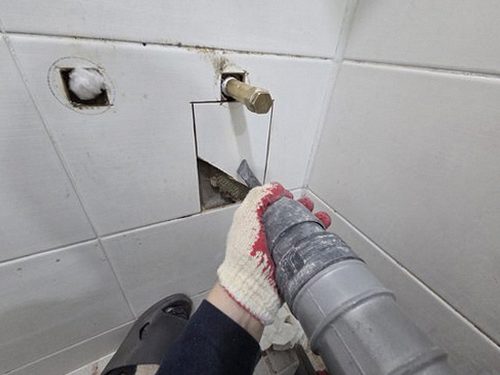 누수탐지 벽체 내부 수분과 배관 연결 상태를 확인하는 점검 과정