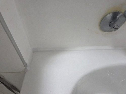 누수탐지 벽체와 배관 주변의 습도 및 누수 의심 구간을 점검하는 장면