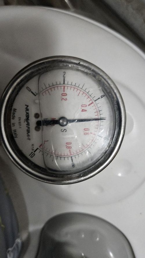 누수탐지 열화상 카메라로 벽체 온도 차이를 확인하는 점검 장면