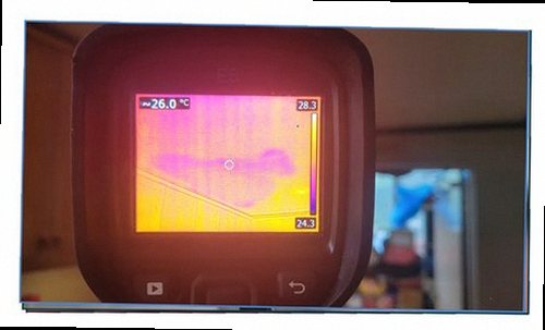 서초구 누수탐지 벽면 수분 분포와 배관 주변을 점검하는 모습