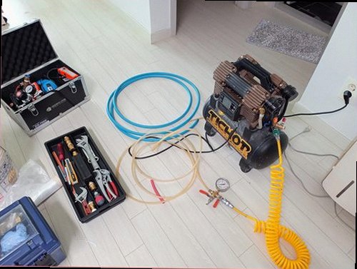 성북구 누수탐지 천장에 번진 누수 흔적과 주변 상태를 확인하는 모습
