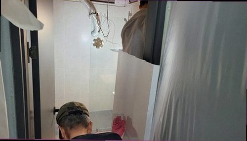 누수탐지 수도 계량기와 배관 연결 부위를 점검하는 모습