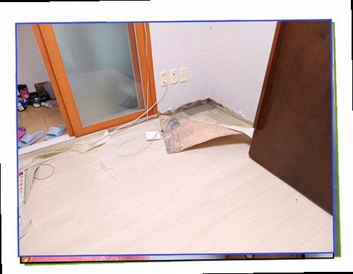 은평구 누수탐지 벽면의 변색과 들뜬 마감재를 확인하는 점검 현장