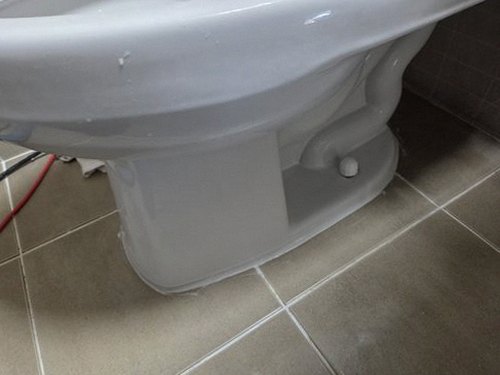 누수탐지 변기 밑부분과 욕실 바닥의 물기 흔적을 확인하는 모습