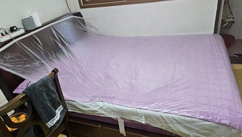 누수탐지 안방 벽지 얼룩과 벽면 주변을 확인하는 모습