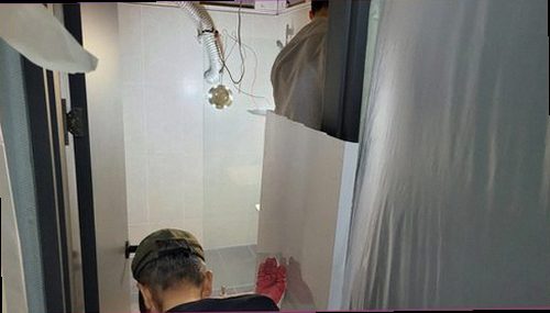 서울 중구 누수탐지 벽면과 바닥 주변의 누수 흔적을 확인하는 모습