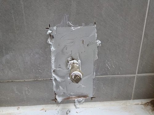 누수탐지 실내 누수 흔적과 배관 주변을 살펴보는 현장 점검