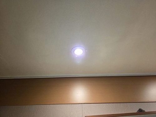 누수탐지 건물 천장에 생긴 누수 얼룩 점검 장면