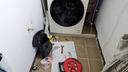누수탐지 실내 벽면과 바닥의 물 얼룩을 기록하는 점검 장면